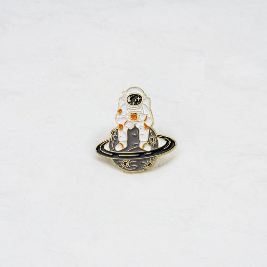 Astronaut Assis Sur Sa Planete Pin